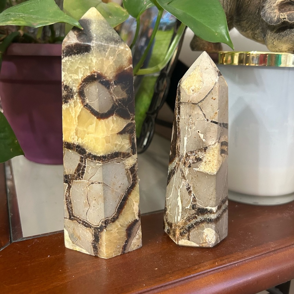 Natural Septarian Stone Obelisk - UV reactive - Picture 10 of 11